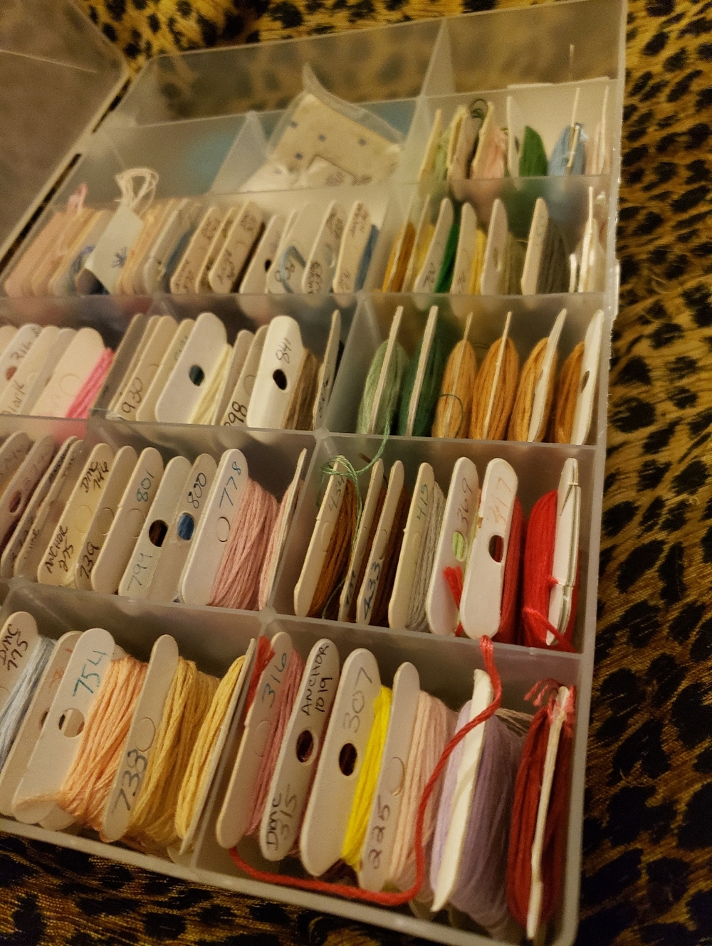 Vintage Embroidery Floss & Storage Organizer Lot 96 Bobbins - Picture 7 of 11